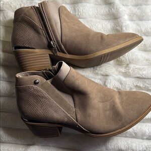 Simply Vera Vera Wang Tan Ankle Boots